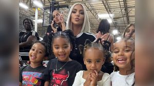 Celebrity Holiday Moments: Kardashian And Alba Share Family Joy