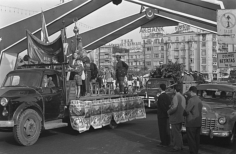 29 Ekim 1959'da bir geçit töreninde mehter takımının geçişi