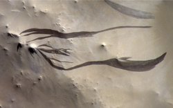 Mars’taki Gizemli Çizgilerin Sırrı Çözüldü: Su Değil, Toz Kaymaları!