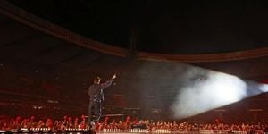 Manuel Carrasco Surprises Madrid Commuters With Metro Concert