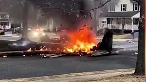 Small Learjet Crashes And Explodes In Northeast Philadelphia