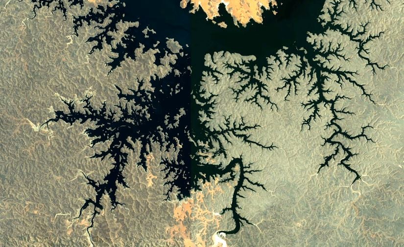 Matematiksel fraktalleri yansıtan bu görsel, Mısır üzerinden geçen bir uydu tarafından çekilmiş ve Google Earth'ten alınmış bir fotoğraftır.