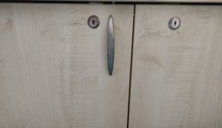 Dolabın bir kapağı hızla açıldığında diğer kapağı da -birbirlerine değmemelerine rağmen- biraz hareket eder?
Bunun spesifik bir ismi var mı?