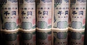 Dollar Rises As Japan Awaits Historic Leadership Shift