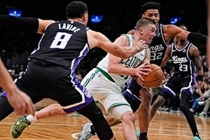 Pritchard Shines As Celtics Dominate Short-Handed Kings