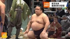 Takayasu Takes Lead With Victory Over Daenosato