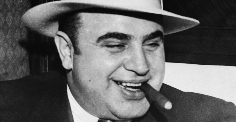 Amerika’nın en büyük mafya babalarından biri olan Al Capone İtalyan asıllıdır. Yüzündeki yara izindendolayı lakabı “Scarface” olan Capone’nin yükselişi 1920’li yıllarda başlar.İçkinin yasak olduğu bu dönemde Chicago’da içki kaçakçılığı işine girer. Ardından o bölgede belediye başkanı olur ve işlerini daha rahat yürütmeye başlar. Ancak 1929 yılında vergi kaçakçılığı suçuyla yargılanır. 1947 yılında ise tutuklu bulunduğu Alcatraz Hapishanesi’nde vefat eder.