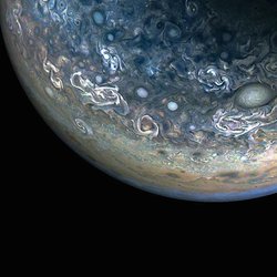NASA’nın Juno Aracından Nefes Kesen İhtişam: Jüpiter’in Renkli Kaosu Çarpıcı Ayrıntılarla Görüntülendi.