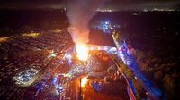Riesiger Schrottberg in Essen steht in Flammen