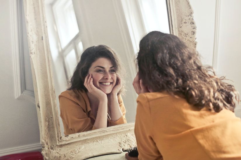 Kendilerini sürekli aynaya bakarken bulabilirsiniz ve kendilerine narsist demeyebilirler. Hatta size derler.