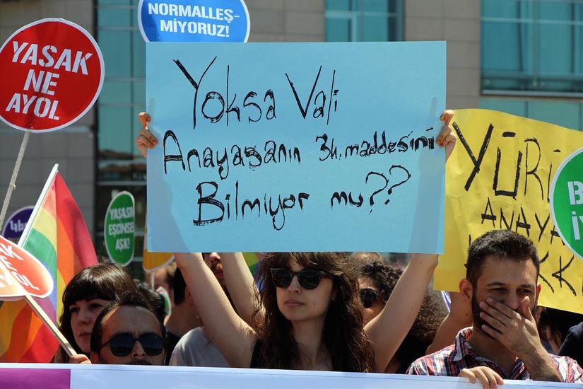 13. Taksim Onur Yürüyüşü'nde Valiliğin Açıklamasına Dair Taşınmış Bir Pankart. Türkiye Cumhuriyeti Anayasası'nın 34. maddesi, "Herkes, önceden izin almadan, silahsız ve saldırısız toplantı ve gösteri yürüyüşü düzenleme hakkına sahiptir. Toplantı ve gösteri yürüyüşü hakkı ancak, millî güvenlik, kamu düzeni, suç işlenmesinin önlenmesi, genel sağlığın ve genel ahlâkın veya başkalarının hak ve özgürlüklerinin korunması amacıyla ve kanunla sınırlanabilir. Toplantı ve gösteri yürüyüşü düzenleme hakkının kullanılmasında uygulanacak şekil, şart ve usuller kanunda gösterilir." demektedir.