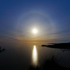  A Super Moon's Halo 