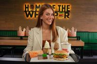 Burger King e Mari Maria retomam collab com glosses de pistache, doce de leite e molho Taste