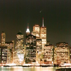 New York Üzerinde Hale-Bopp Kuyrukluyıldızı