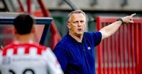 Nieuwe eigenaren Vitesse nemen eerste besluit: John van den Brom volgend seizoen geen trainer meer