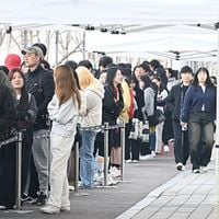 [2025 프로야구 개막전 이모저모]긴 대기줄에도 설렘 가득··· 팬들은 축제 분위기