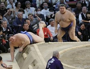 Hironaga Takayasu Takes Sole Lead At Spring Sumo Tournament