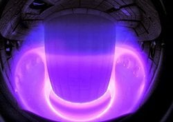 Bir füzyon reaktörunde 150000000 derecede neden materyal erimiyor hatta kaynamıyor?