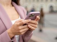 Потенциально опасно: тайные функции смартфонов могут работать против пользователей