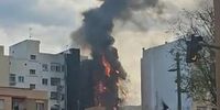 Un aparatoso incendio devora parte de un edificio en Castellón