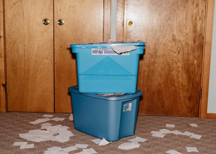 Jerry ve Marge, kaybettikleri biletleri de arkadaki bir ahırda büyük plastik küvetlerde sakladılar. Bu şekilde, Amerikan Vergi Dairesi (IRS) onları incelemeye alacak olursa, arkalarında bir kağıt izi bırakarak kendilerini savunabileceklerdi.