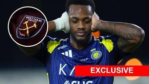 West Ham Pursue Jhon Duran Loan Amid Striker Search