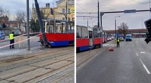 Tram Line 6 Derails And Hits Building In Bydgoszcz