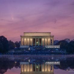 Lincoln Anıtı Üzerindeki Tsuchinshan-ATLAS Kuyrukluyıldızı