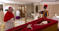 Toter Papst in Kapelle aufgebahrt - Vatikan gibt Termin für Beisetzung bekannt