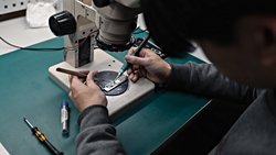 Eritilerek bükülmüş camsı Fe-22.5Al-10Zr Metalinin analitik elektron mikroskobu ile karakterizasyon ve kristalizasyon çalışmaları