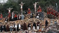 Viernes Santo en España, en directo | Miles de personas abarrotan las calles de Balmaseda, Vizcaya, para ver el Via Crucis Viviente