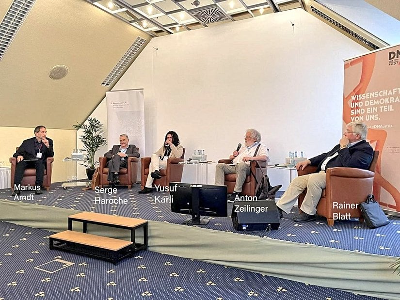 Panel : From Quantum Foundations To Emerging Quantum Technologies  Soldan sağa, Moderator: Prof. Markus Arndt (Viyana Universitesi), Nobel Ödüllü Prof. Serge Haroche (2012 - Collège de France), Dr. Yusuf Karli (Cambridge Universitesi), Nobel Ödüllü Prof. Anton Zeilinger (2022-Viyana), Stern-Gerlach Ödüllü Prof. Rainer Blatt (2012-Innsbruck)