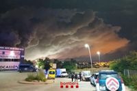 Nube tóxica en España: todo lo que se sabe del incendio que ha confinado 5 municipios
