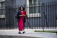 Home secretary orders urgent review into use of taxis for asylum seekers