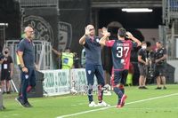 Ex Cagliari, Zenga esplode di gioia nella festa promozione del Siracusa – VIDEO