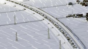 Western Japan Highways Shut Down Amid Heavy Snow