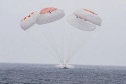 SpaceX Kapsülü, 5 Aylık ISS Görevinden Sonra Pasifik’e Başarıyla İndi.