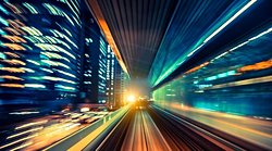 Işık hızında giderken gözümüz de ışık hızında gittiğinden gözümüze hiç ışık gelmemiş olmaz mı? ışık hızında arkamıza baktığımızda siyah mı görürüz?