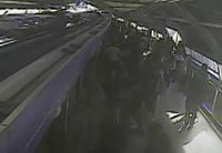Vídeo mostra reação de passageiros após homem ficar preso no metrô - SBT News