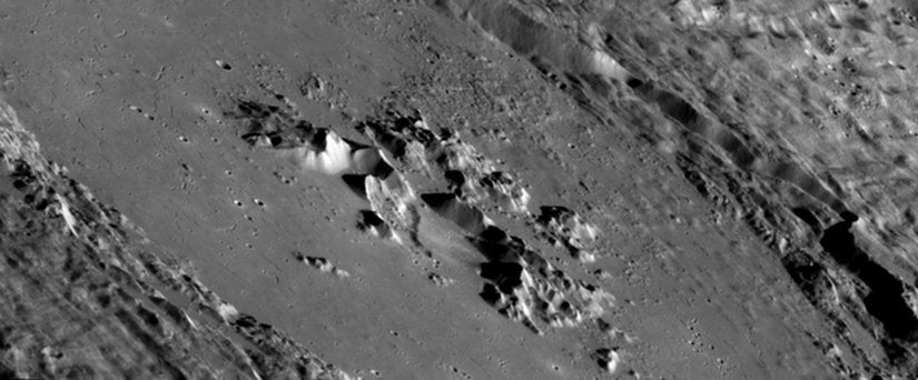Abedin kraterinin i&ccedil; yapısıReferans: By NASA/Johns Hopkins University Applied Physics Laboratory/Carnegie Institution of Washington - AWESOME ABEDIN, Public Domain, https://commons.wikimedia.org/w/index.php?curid=88501436