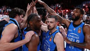 Melbourne United Edges Illawarra Hawks 83-77 For NBL Grand Final Lead