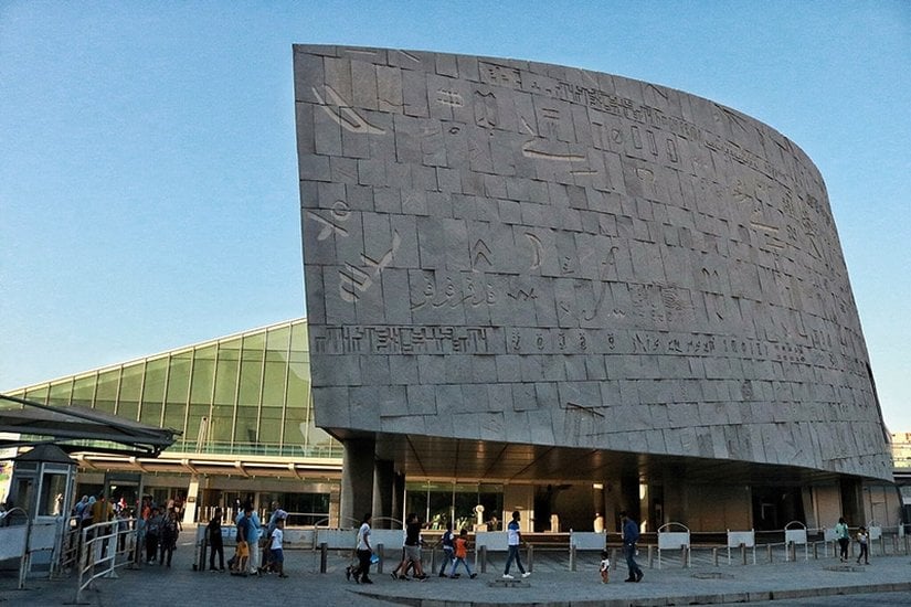İskenderiye’de Antik Kütüphanenin yerinde yükselen modern İskenderiye Kütüphanesi.