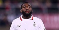 FLASH – Milan, Fofana costretto al cambio: infortunio da valutare. Entra Leao al suo posto