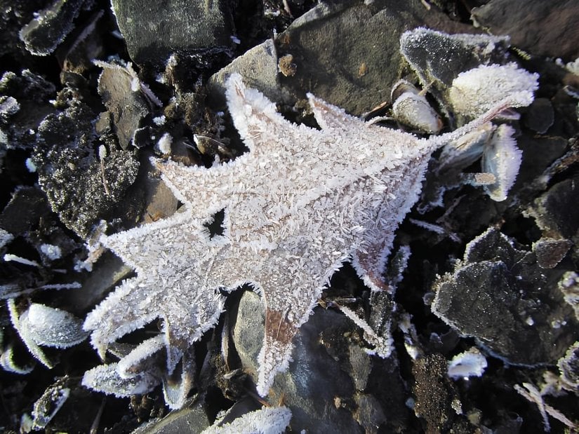 Desublimleşme olarak da bilinen kırağılaşma, gazların ara faza (sıvı) geçmeden doğrudan katı faza geçiş sürecinedir.