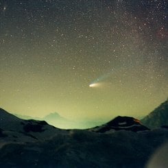 Val Parola Geçidi Üzerinde Hale-Bopp Kuyrukluyıldızı