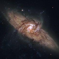 NGC 3314: Gökadalar Üst Üste Gelince