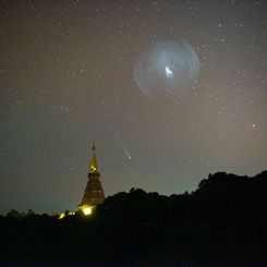 JWST Fırlatma Dumanının Arkasındaki Leonard Kuyruklu Yıldızı