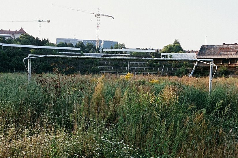 Terk edilmiş bir stadyumun görüntüsü...