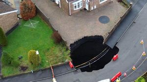 Massive Sinkhole Forces Evacuation Of Homes