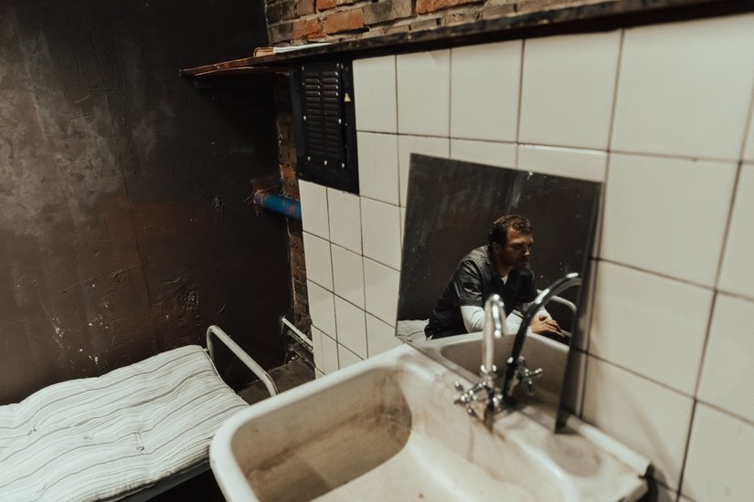 Bahsi geçen hapishanedeki mahkumlardan biri derin düşüncelere dalarkene...